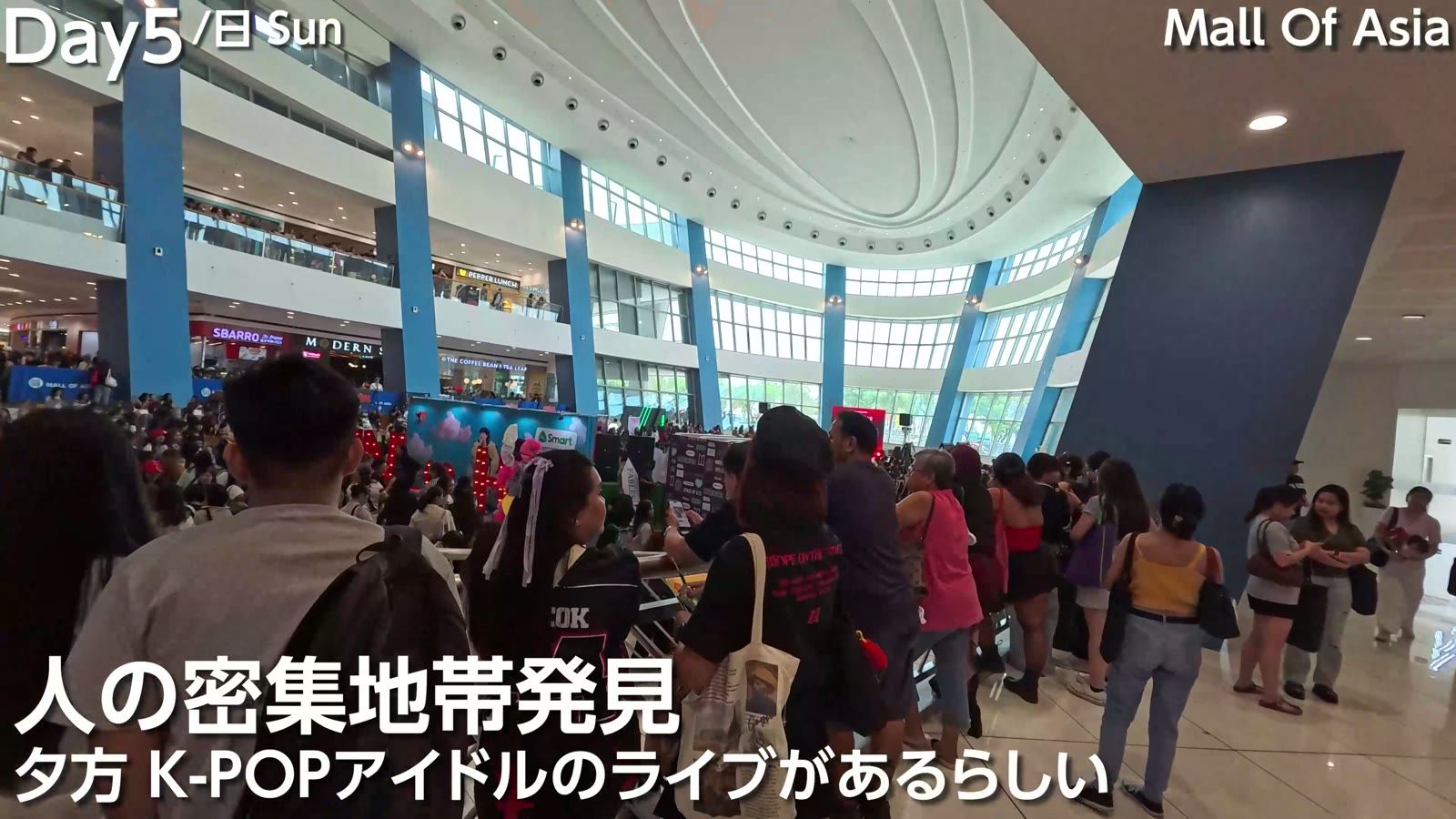MOA は人の密集地帯。夕方に K-POP アイドルのライブがあるらしい