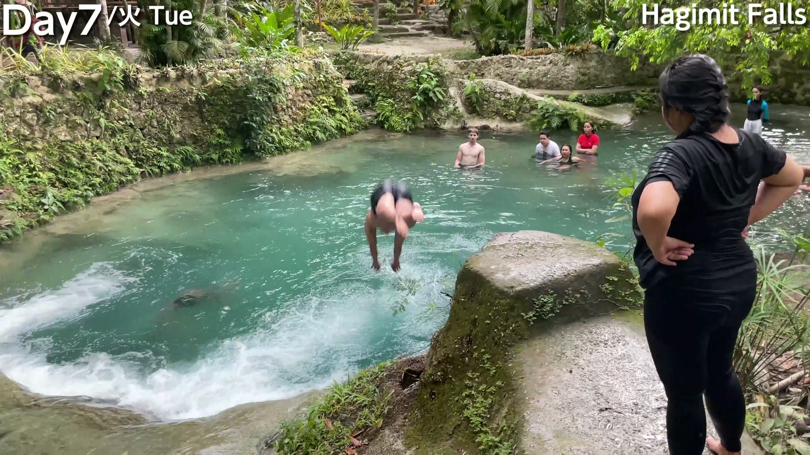 Hagimit Falls。エメラルドグリーンの滝つぼに飛び込む人たち