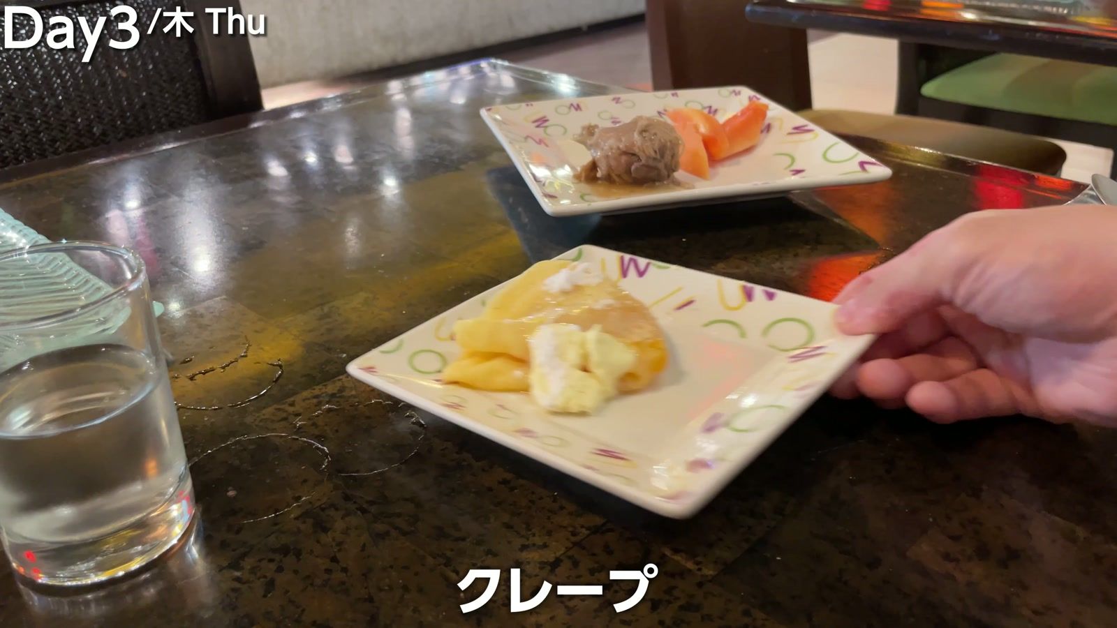 Waterfront の朝食ビュッフェで取ってきた皿。オムレツ、チキン、ライス、スープ