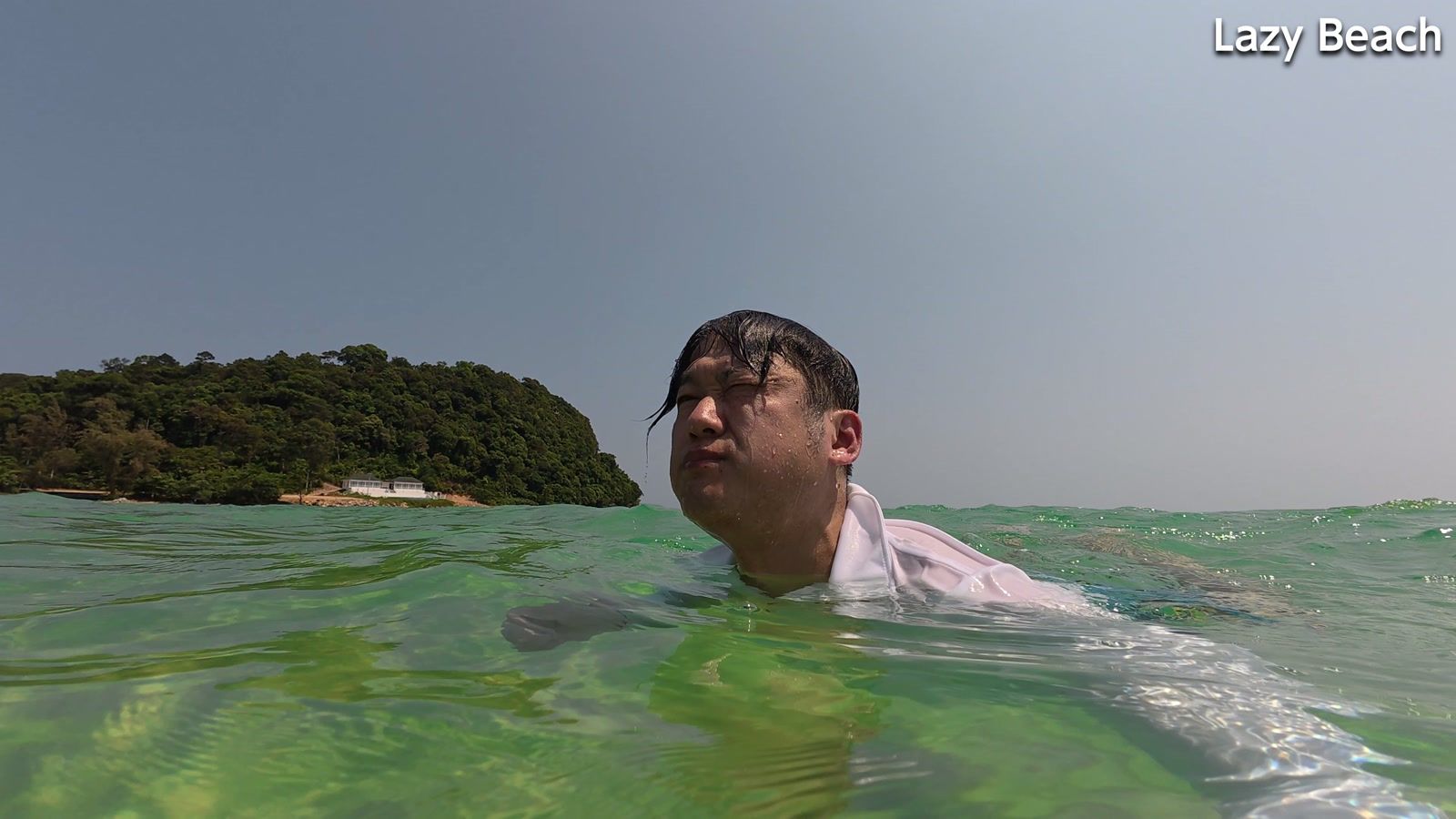 Lazy Beach で海に入る。めっちゃキレイだけど、熱帯魚はいない