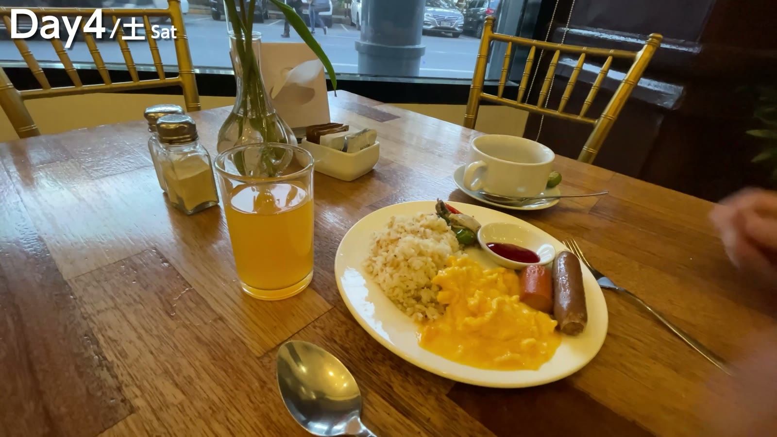 Bayview Park Hotel の朝食ビュッフェ。オムレツとソーセージ