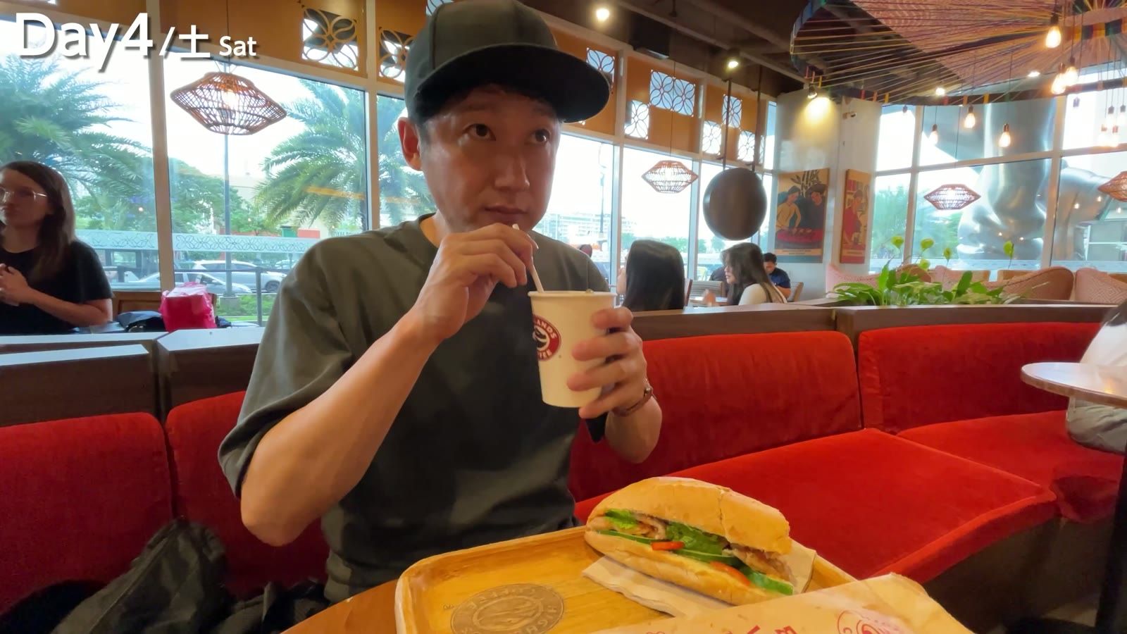 Highlands Coffee のバインミー。豚肉、ミント、きゅうり、パプリカ、オニオン