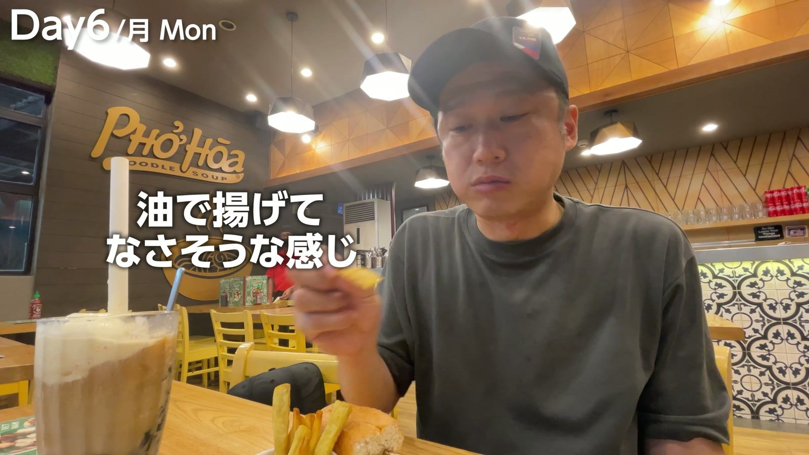 Pho Hoa のバインミー。めっちゃ具沢山で、油で揚げてなさそうな感じ