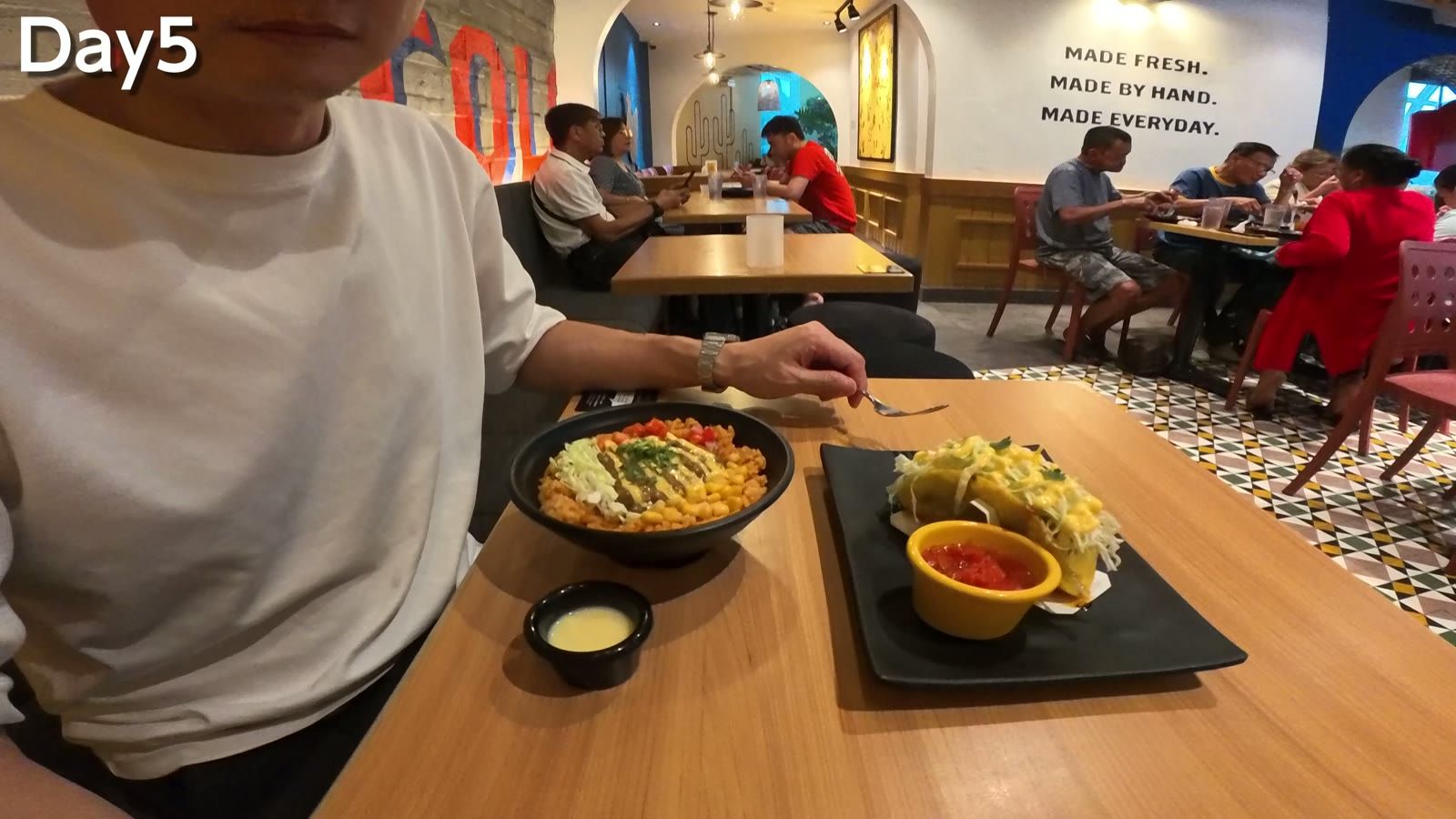 ポロロコのランチ。ヨーグルトガーリックソースをかけて混ぜる