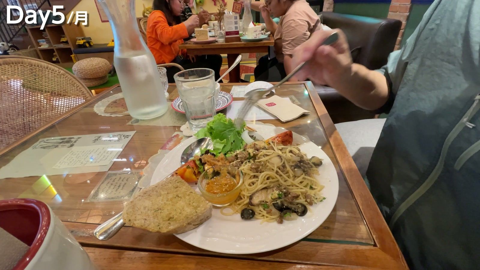 17時40分、サラダとケーキ付きのパスタセット。マッシュルームスープも付けた