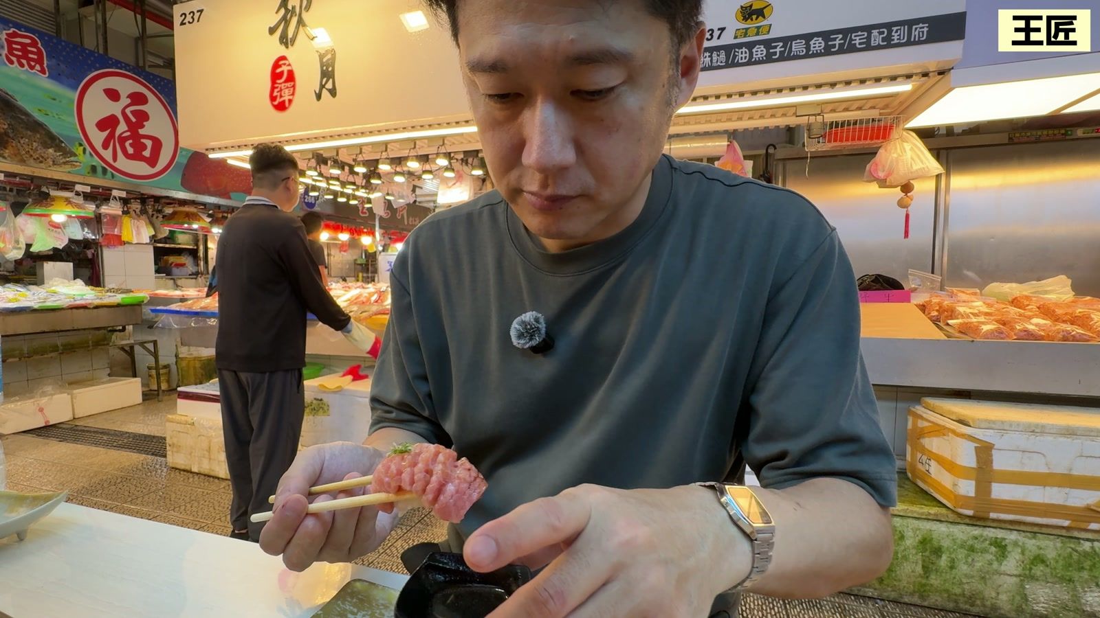 金三角握寿司を手に取る