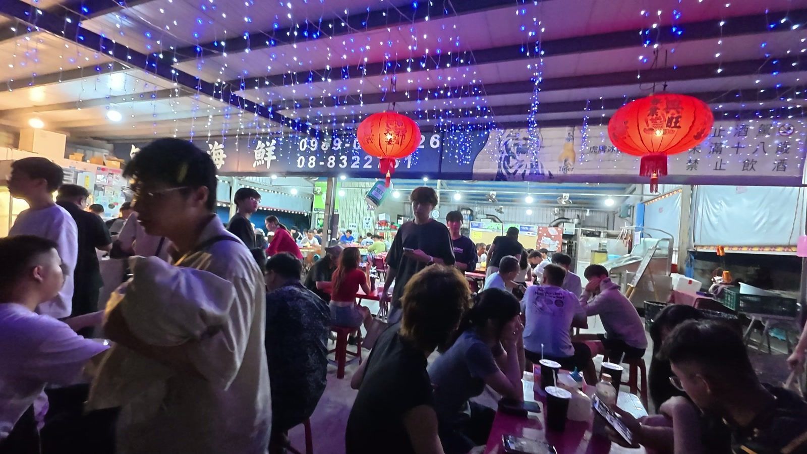 萬多利生魚片。深夜でも店内はお客さんでいっぱい