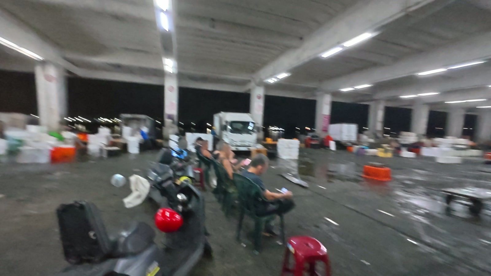 深夜の東港区漁会漁市場
