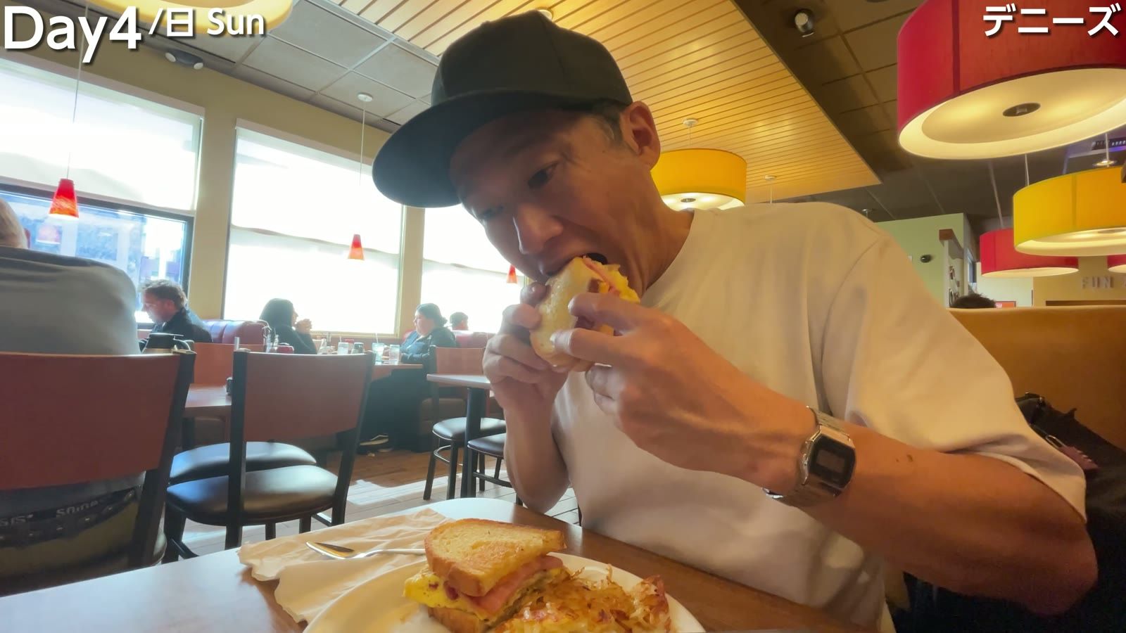 デニーズの朝食。ポテトの千切りを塩とバターで炒めた感じの付け合わせ