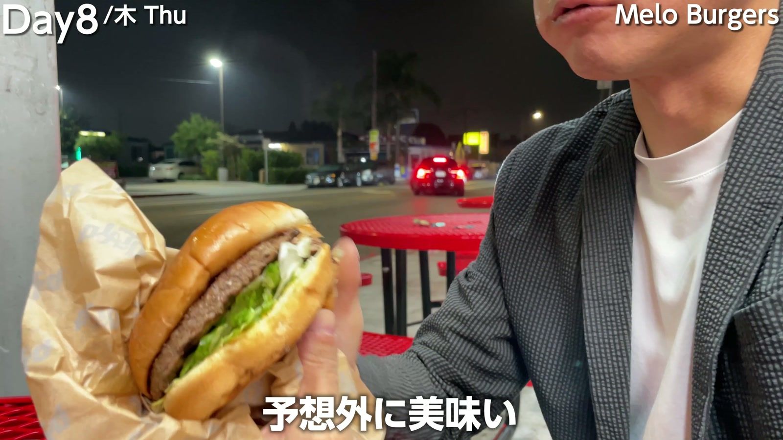 Melo Burgers のバーガー。トマト・ピクルス・オニオン・レタス入りで予想外に美味い